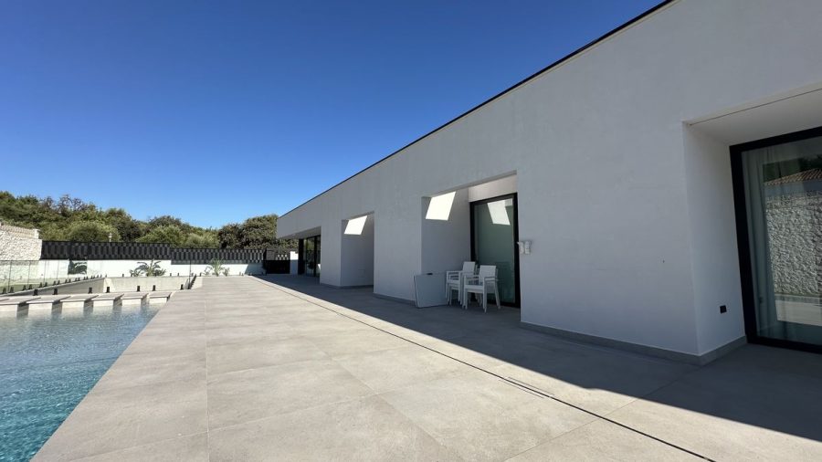 Villa de obra nueva con la pintura terminada