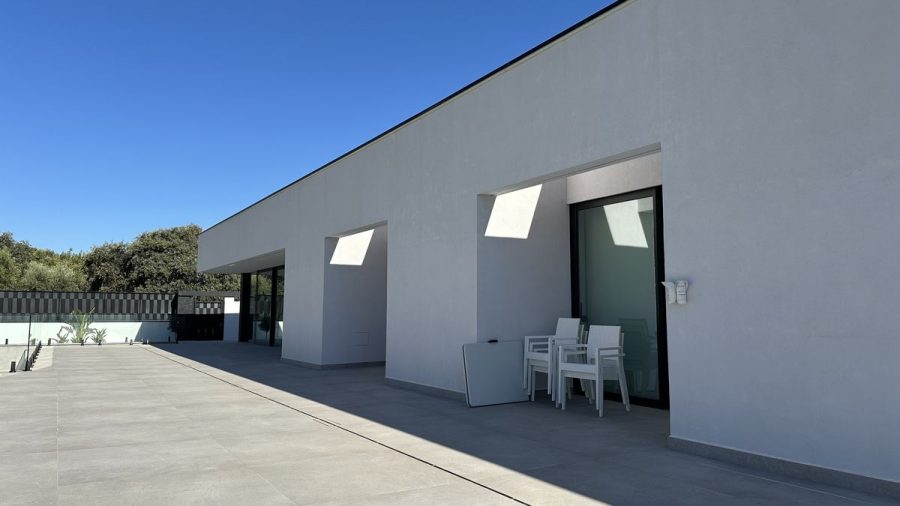 Villa de obra nueva con la pintura terminada