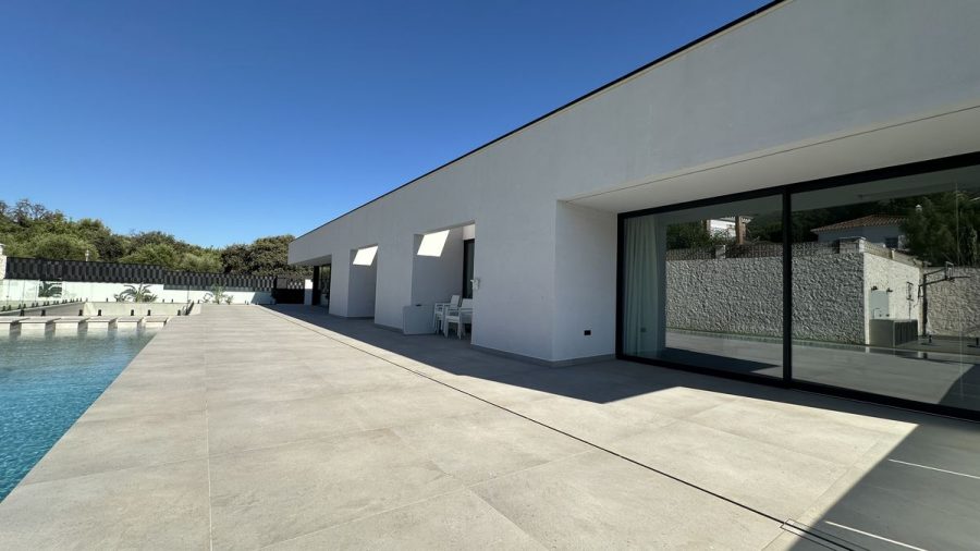 Villa de obra nueva con la pintura terminada