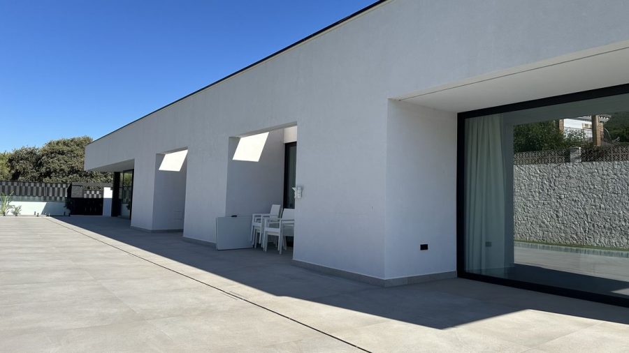Villa de obra nueva con la pintura terminada