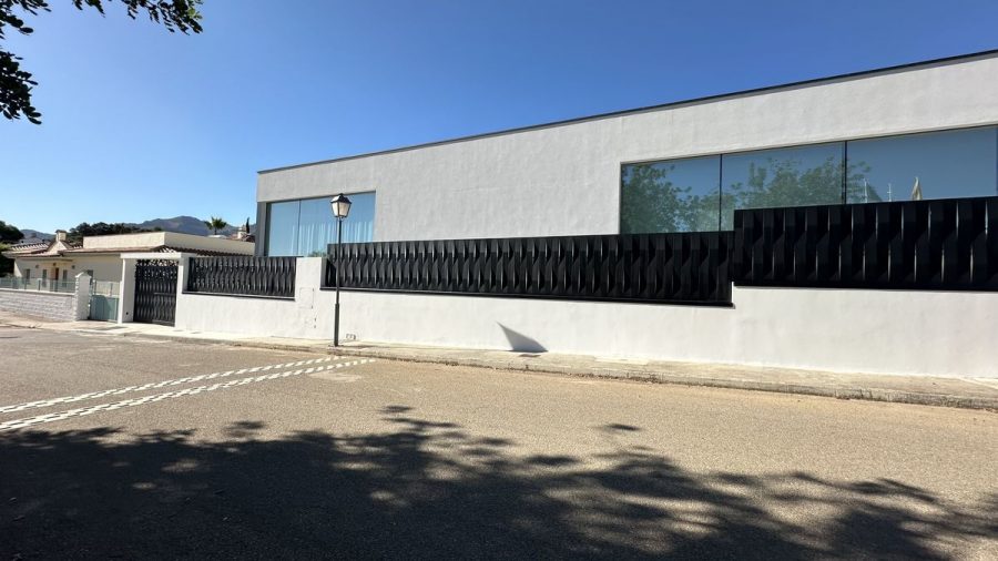 Villa de obra nueva con la pintura terminada