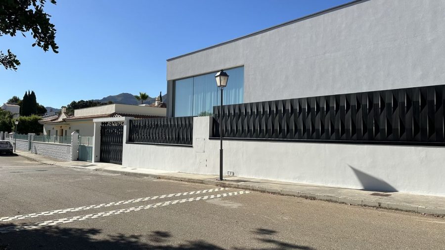 Villa de obra nueva con la pintura terminada