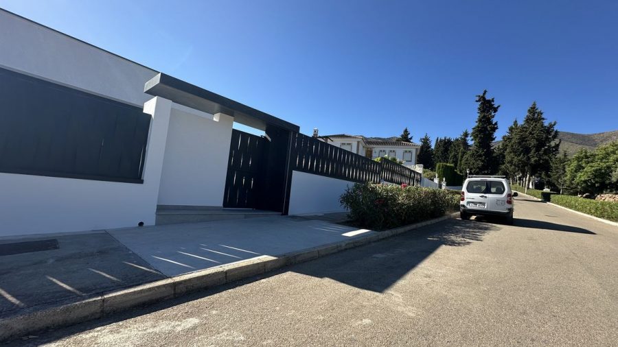 Villa de obra nueva con la pintura terminada