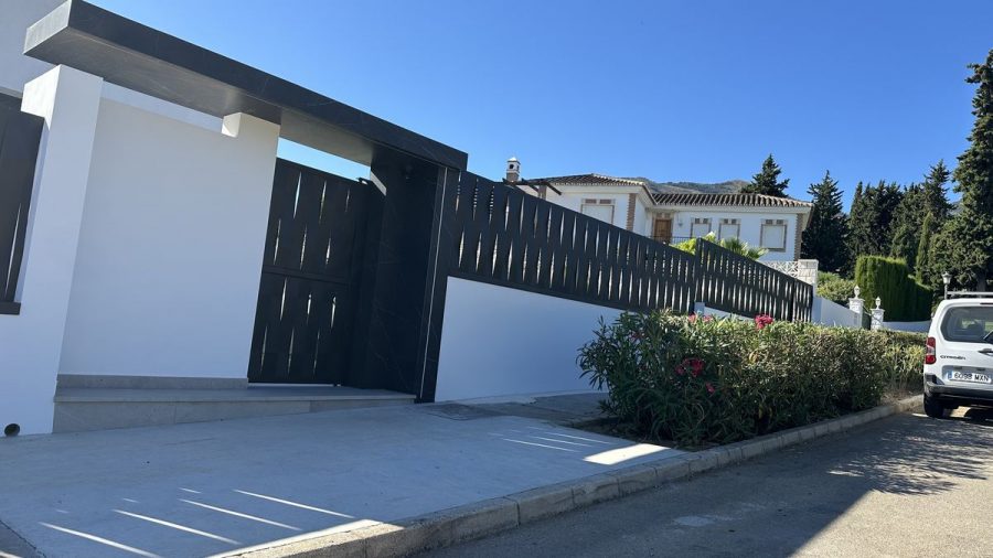 Villa de obra nueva con la pintura terminada