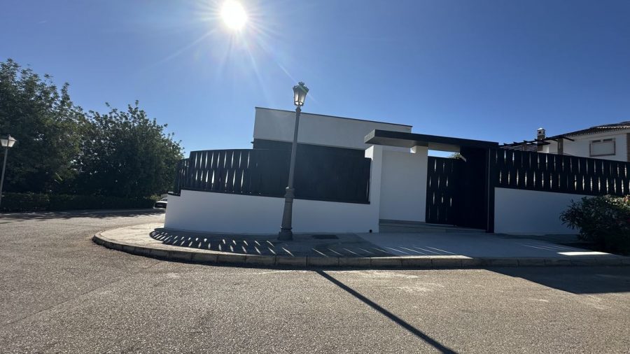 Villa de obra nueva con la pintura terminada