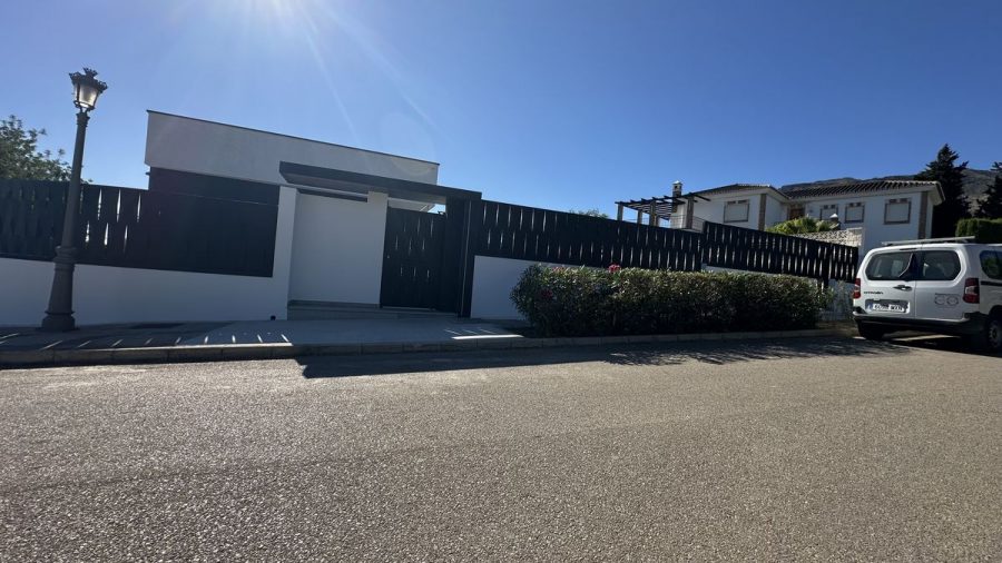 Villa de obra nueva con la pintura terminada