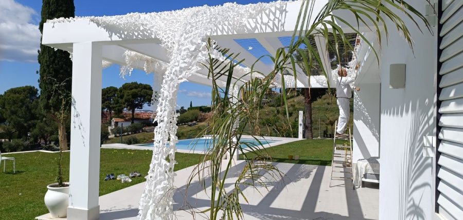 Pintura de la pérgola desde la escalera, a la altura de la viga